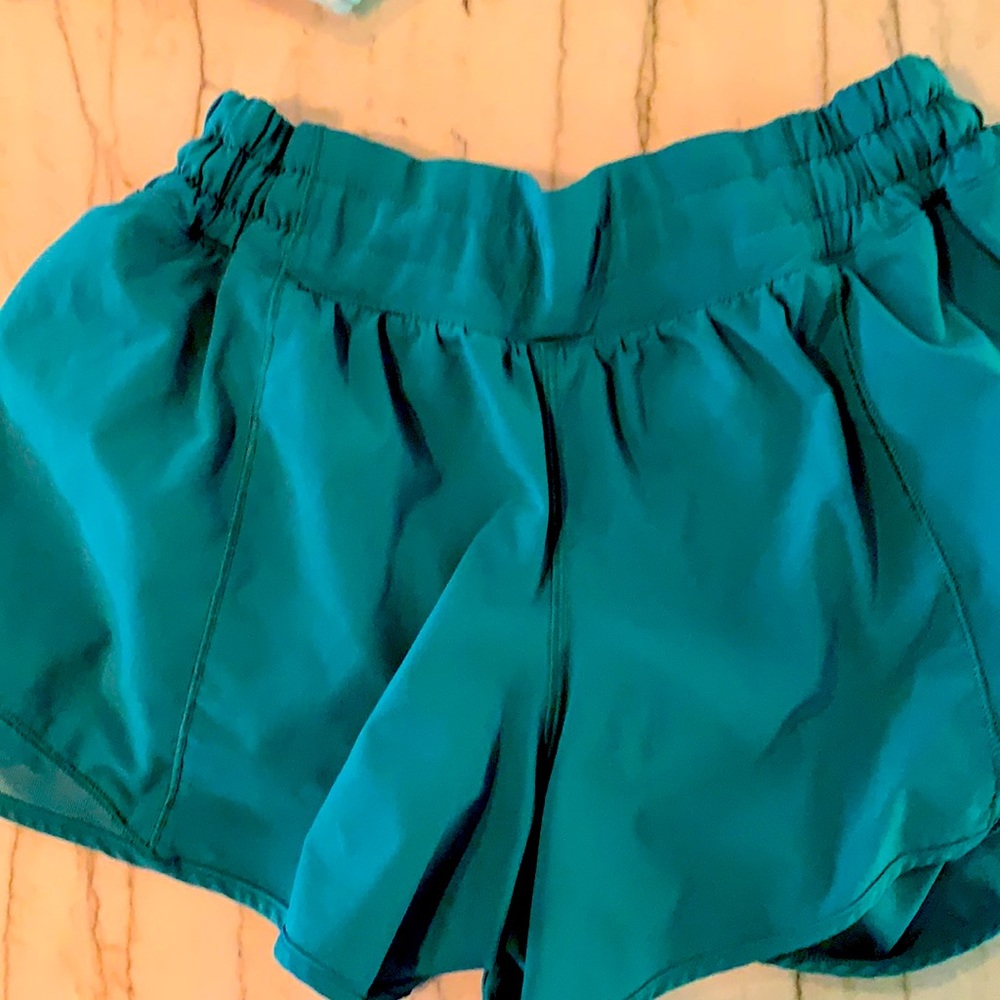 Lululemon Hotty Hot 4 inch size 8